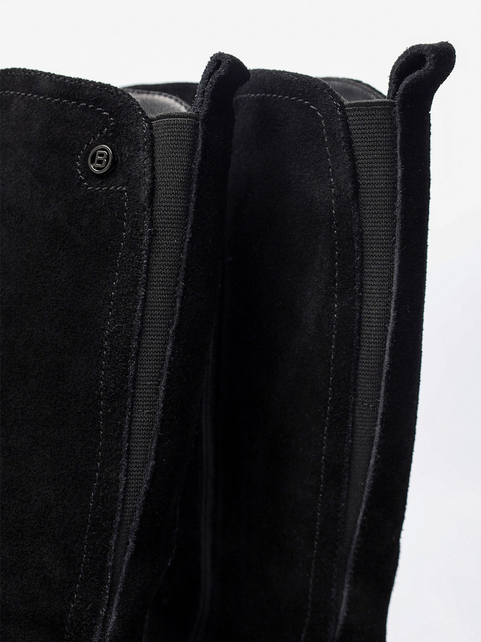 Сапоги черного цвета из натуральной замши на среднем каблуке